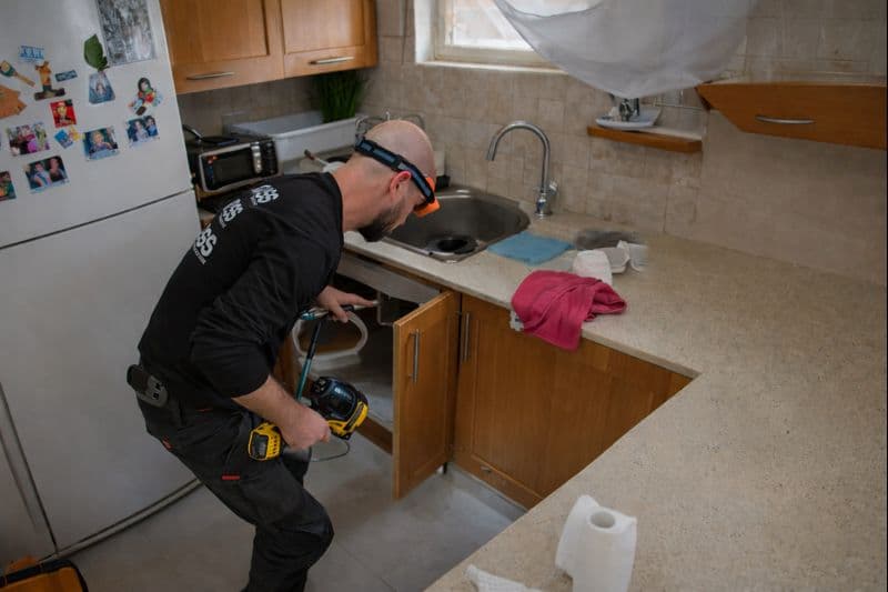 עבודה נקייה ומסודרת של אינסטלטור